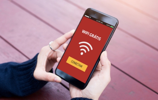 जटिलताओं के बिना अपने सेल फोन पर मुफ्त सार्वजनिक वाईफाई का उपयोग कैसे करें