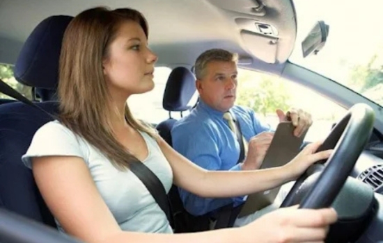 Aprende a conducir de forma práctica y segura desde tu celular